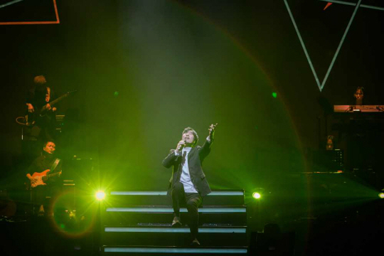 이문세가 4∼5일 경남 창원에서 연 ‘시어터 이문세’ 대면 콘서트에서 1000여 명의 관객을 상대로 열창하고 있다. 정부는 11일 콘서트 입장객 제한을 최대 4000명까지 확대했다. 콘서트 업계가 활기를 되찾을 것으로 보인다.