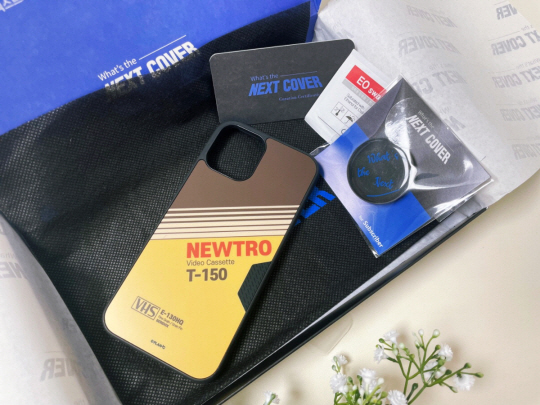 휴대전화 케이스 판매업체인 넥스트커버의 맞춤형 폰케이스 구독 서비스를 신청하면 취향에 맞춘 케이스와 큐레이션 카드, 큐레이션 인증서, 스왑솜 등으로 구성된 ‘이달의 케이스 박스’를 받아볼 수 있다.  넥스트커버 제공