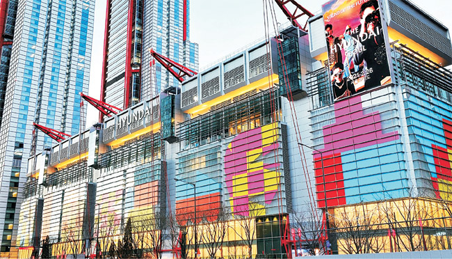 현대백화점이 지난 2월 서울 여의도에 개점한 ‘더현대 서울’ 외관.   현대백화점 제공