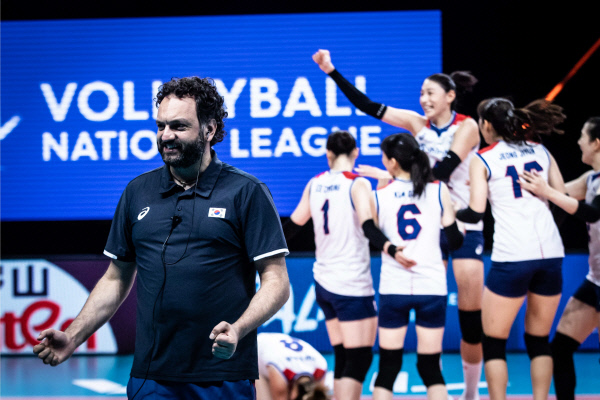 스테파노 라바리니 감독과 여자배구대표팀 선수들이 14일 오전(한국시간) 이탈리아 리미니에서 열린 세르비아와 2021 FIVB 발리볼네이션스리그 예선 라운드 11차전에서 승리한 뒤 환호하고 있다.  FIVB 제공