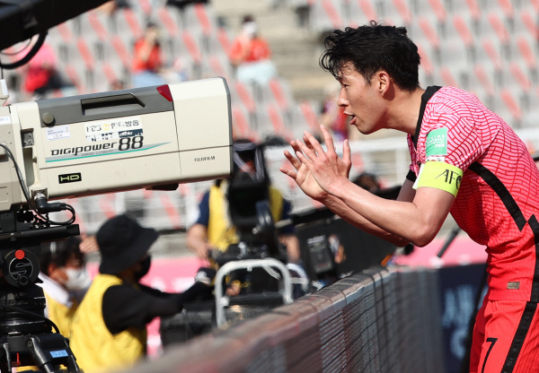 축구대표팀의 손흥민이 13일 고양종합운동장에서 열린 레바논과 2022 카타르월드컵 아시아 2차예선 H조 최종전에서 후반 21분 골을 넣은 후 중계 카메라를 통해 크리스티안 에릭센에게 응원의 메시지를 전하고 있다. 연합뉴스