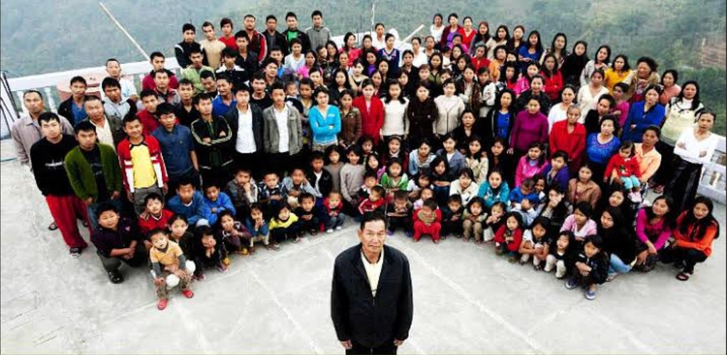 부인 38명 등 ‘세계 최대 가족’을 거느린 인도 남성 시온-아 차나(가운데). [인도 미조람주 주총리인 조람탕가의 트위터 캡처. 재판매 및 DB 금지]