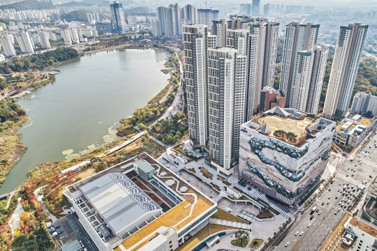 신종 코로나바이러스 감염증(코로나19) 장기화 영향으로 주거지역 생활 문화 인프라의 중요성이 더해지고 있는 가운데 올해 들어 레포츠시설과 각종 공연장, 영화관, 편의시설, 공원 등 생활 인프라가 잘 갖춰진 지역의 주택 공급이 늘고 있다. 수원 광교 호수공원과 주변 인프라 모습.  한화건설 제공