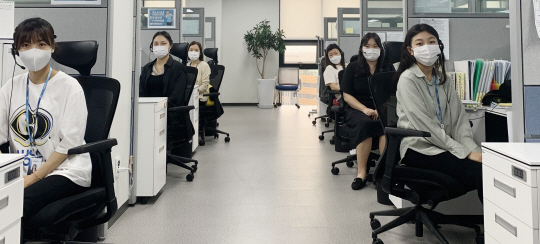 강원 원주시에 위치한 건강보험심사평가원 고객센터에서 근무하는 상담원들의 모습. 심평원 고객센터는 최근 이전·개편과 직원 정규직 전환 등 작업을 통해 서비스의 질을 높이고 지역에 양질의 일자리도 공급한 사례로 주목받고 있다.  심평원 제공