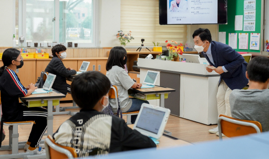 지난 10일 원희룡 제주지사가 인공지능(AI) 활용 스마트학습 시범 학교인 제주시 조천읍 함덕초 선인분교 6학년 풀님반 교실을 찾아 학생들과 이야기를 나누고 있다.  제주도청 제공