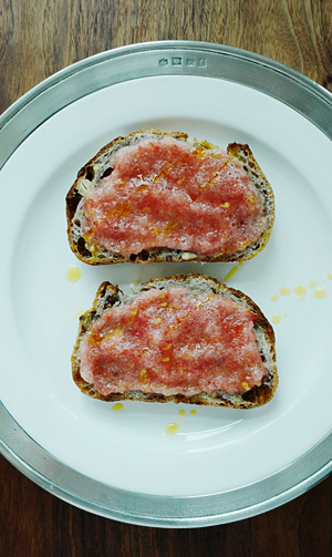 완성된 판 콘 토마테.