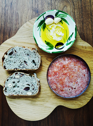 판 콘 토마테를 만들기 위한 재료들.