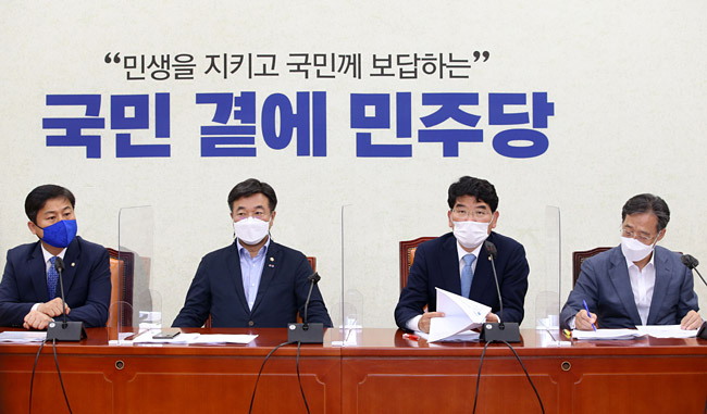 박완주(왼쪽 세 번째) 더불어민주당 정책위의장이 15일 오전 국회에서 열린 원내대책회의에서 발언하고 있다. 왼쪽부터 김영배 최고위원, 윤호중 원내대표, 박 정책위의장, 유동수 정책위수석부의장.  국회사진기자단