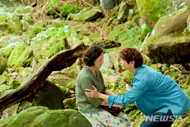 [서울=뉴시스] 영화 ‘빛나는 순간’ 스틸. (사진=명필름 제공)