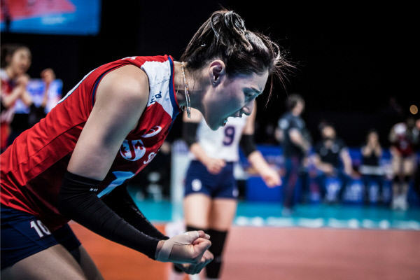 김연경이 15일 오전 이탈리아 리미니에서 열린 캐나다와 2021 국제배구연맹(FIVB) 발리볼네이션스리그 예선 라운드 12차전에서 득점한 뒤 환호하고 있다.  FIVB제공