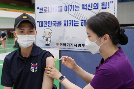 지난 9일 경남 진해기지사령부 상승관에서 해군 장병들을 대상으로 군 간호사가 접종하는 모습. 해군 제공