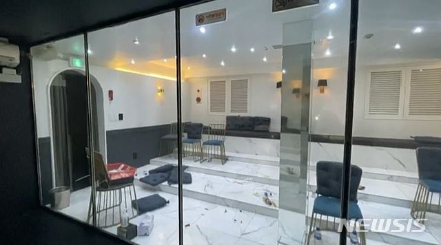 [서울=뉴시스] 서울 수서경찰서는 모텔을 룸살롱으로 개조하고 여성 유흥종사자들을 선택하도록 매직 미러방까지 갖춘 뒤 사회관계망서비스(SNS)를 통해 손님을 모집한 서울 강남의 무허가 유흥주점 직원과 손님 42명을 검거했다고 15일 밝혔다.2021.06.15.(사진=수서경찰서 제공)
