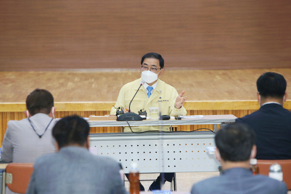 허성무 창원시장이 15일 시청 시민홀에서 민선 7기 3년 성과에 대해 설명하고 있다. 창원시청 제공