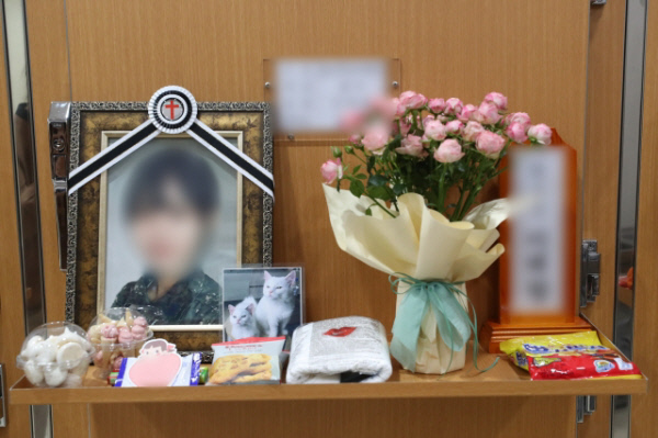 성추행 피해 신고 뒤 극단적인 선택을 한 공군 여성 부사관 고(故) 이모 중사의 영정사진이 놓여 있다. 뉴시스