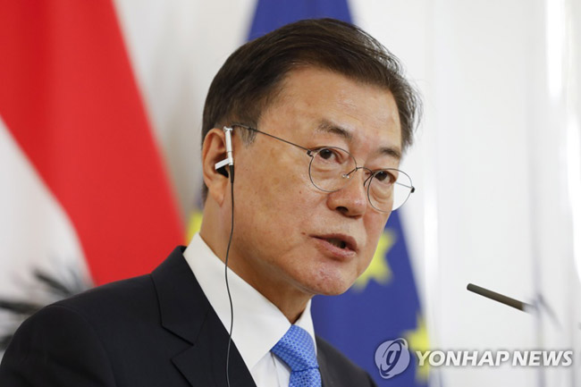 14일(현지시간) 오스트리아에서 열린 한-오스트리아 정상 공동기자회견에서의 모습. [AP=연합뉴스 자료사진]