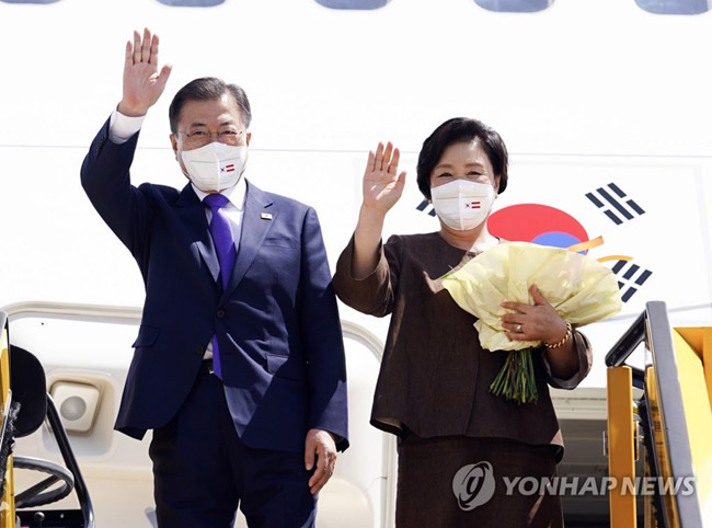 (빈[오스트리아]=연합뉴스) 이진욱 기자 = 오스트리아 국빈 방문을 마친 문재인 대통령과 김정숙 여사가 다음 순방국인 스페인으로 향하기 위해 15일(현지시간) 오스트리아 빈 국제공항에 도착해 공군1호기에 올라 환송 나온 관계자들에게 손을 흔들고 있다. 2021.6.15