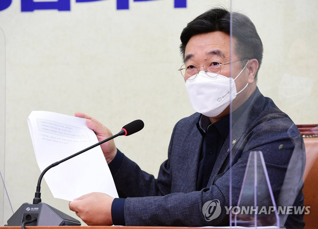 (서울=연합뉴스) 하사헌 기자 = 더불어민주당 윤호중 원내대표가 9일 국회에서 열린 최고위원회의에서 ‘국회의원 부동산 전수조사’ 감사원 의뢰 관련 감사원 입장 자료를 들어보이며 발언하고 있다. 2021.6.9