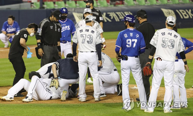 (서울=연합뉴스) 한상균 기자 = 15일 잠실야구장 프로야구 삼성-두산 5회초. 두산 투수 유재유가 삼성 김지찬의 타구를 맞고 쓰러져 있다. 2021.6.15