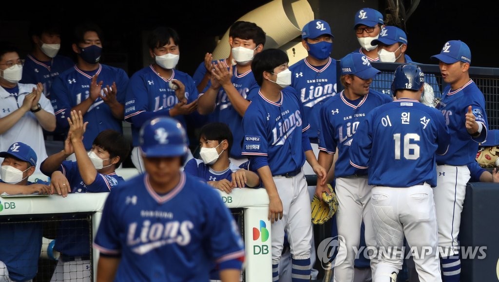 (서울=연합뉴스) 한상균 기자 = 15일 잠실야구장 프로야구 삼성-두산 1회초 2사 만루. 삼성 이원석이 홈런 후 더그아웃에 들어오고 있다. 2021.6.15