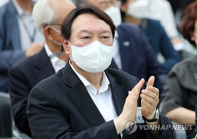 윤석열 전 검찰총장이 지난 9일 오후 서울 남산예장공원 개장식에서 박수치고 있다. [연합뉴스 자료사진]
