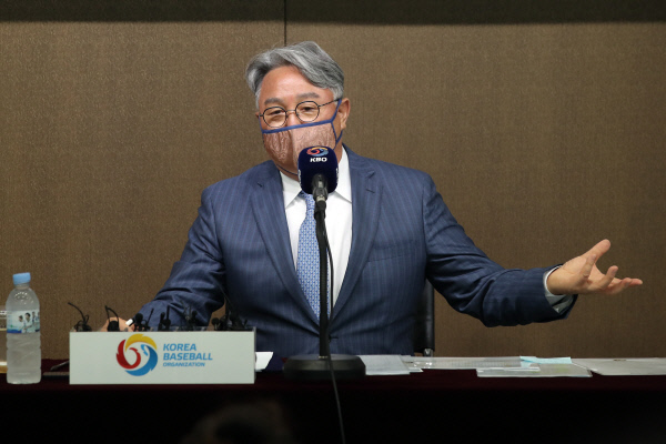 김경문 야구대표팀 감독이 16일 오전 서울 강남구 도곡동 야구회관에서 2020 도쿄올림픽 최종명단 24인을 발표하고 있다.  뉴시스