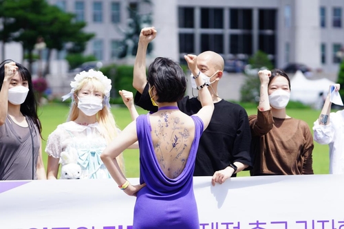 (서울=연합뉴스) 정의당 류호정 의원이 16일 국회 본청 앞에서 타투업법 제정을 촉구하는 회견을 열었다. [류호정 의원실 제공]