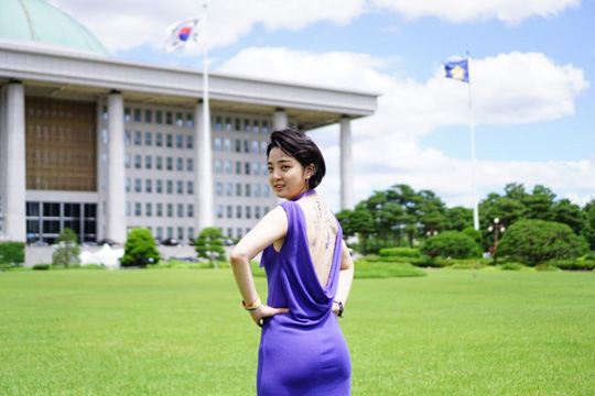 (서울=연합뉴스) 정의당 류호정 의원이 16일 국회 본청 앞에서 타투업법 제정을 촉구하는 회견을 열었다. [류호정 의원실 제공]