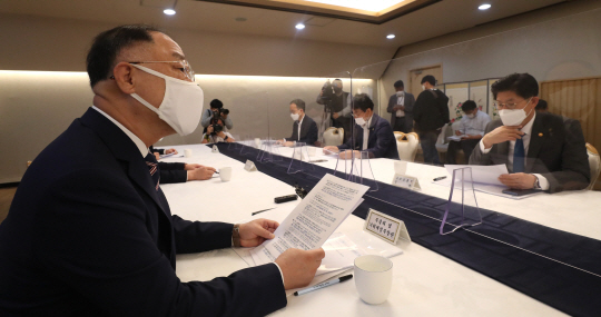 홍남기 부총리 겸 기획재정부 장관이 17일 서울 종로구 정부서울청사에서 제24차 부동산시장 관계장관회의를 주재하며 발언하고 있다.