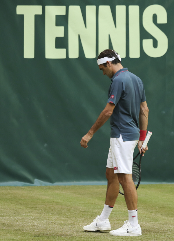 스위스의 로저 페더러가 16일 밤(한국시간) 독일 할레에서 열린 ATP 투어 노벤티오픈 16강전에서 역전패한 후 고개를 숙이고 있다.  AP 연합뉴스