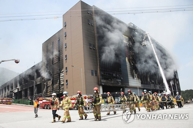 (이천=연합뉴스) 홍기원 기자 = 19일 오후 경기도 이천시 마장면 쿠팡 덕평물류센터 화재 현장에서 지난 17일 건물 내부에 진입했다가 미처 빠져나오지 못한 경기 광주소방서 119구조대 김동식 구조대장을 찾기 위해 내부에 진입했던 구조대원들이 밖으로 나오고 있다. 소방당국은 이날 낮 12시 10분께 김 대장으로 추정되는 시신 1구의 유해를 물류센터 건물 지하 2층에서 발견했다. 2021.6.19