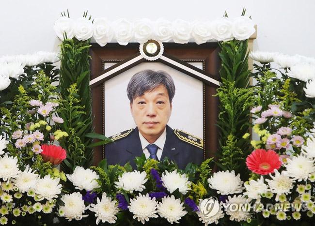 (하남=연합뉴스) 홍기원 기자 = 쿠팡 덕평물류센터 화재 현장에서 순직한 경기 광주소방서 119구조대 김동식 구조대장 빈소가 19일 오후 경기도 하남시 마루공원 장례식장에 마련됐다. 2021.6.19