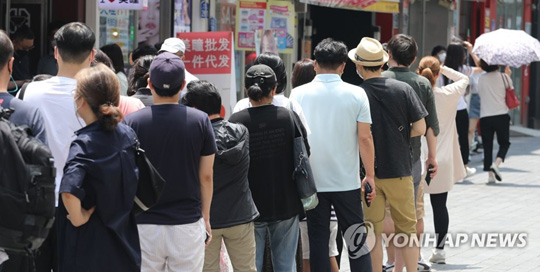 (서울=연합뉴스)  20일 서울 한 식당 앞에서 손님들이 입장을 기다리고 있다. 정부는 이날 ‘사회적 거리두기’ 개편안을 발표할 예정이다. ‘자율’과 ‘책임’에 방점을 둔 새 거리두기는 사적모임 인원 기준 완화, 다중이용시설 영업금지 최소화 등의 내용을 담고 있을 것으로 알려졌다. 2021.6.20