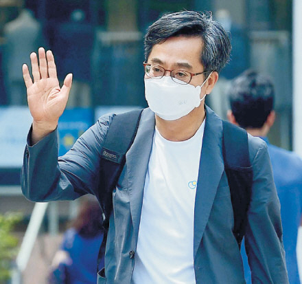 김동연 전 경제부총리가 20일 노숙인 무료급식봉사를 하기 위해 서울 중구 명동성당에 들어가고 있다.  연합뉴스