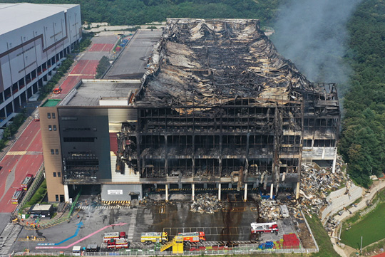 지난 17일 화재가 발생한 경기 이천시 마장면 쿠팡 덕평물류센터가 20일 오전 폭격을 맞은 듯 앙상한 뼈대를 드러냈다.  연합뉴스