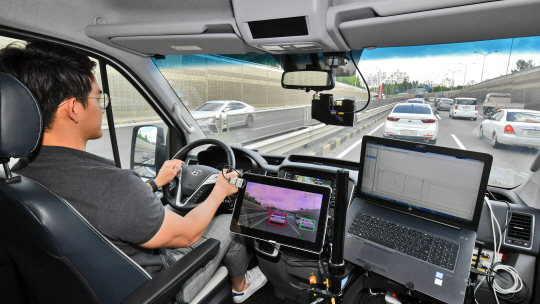 현대모비스 연구원이 국내 최초로 영상인식 알고리즘을 국산화해 적용한 독자 개발 센서를 시험하고 있다.  현대모비스 제공