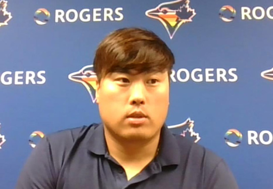 인터뷰하는 류현진