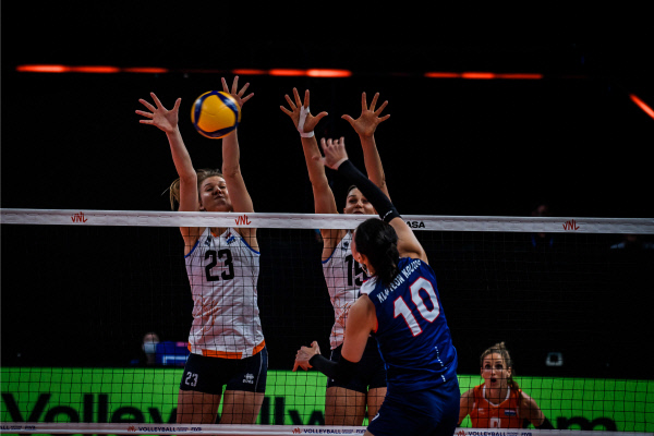 김연경이 21일 오전(한국시간) 이탈리아 리미니에서 열린 네덜란드와 2021 국제배구연맹(FIVB) 발리볼네이션스리그 예선 라운드 15차전에서 상대 블로킹을 피해 공격을 시도하고 있다.  FIVB제공