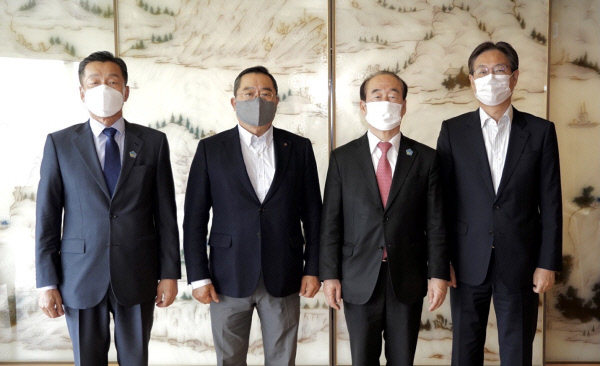 구자열(왼쪽 두 번째)한국무역협회 회장이 21일 정태순( “세번째) 해운협회 회장 등과 오찬간담회를 갖고 기념촬영을 하고 있다. 한국무역협회 제공.