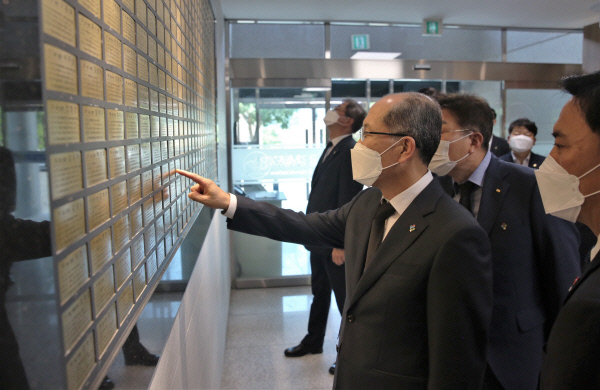 김유근 군인공제회 이사장이 21일 서울 동작구 국방부 유해발굴감식단 신원확인센터 로비에서 유해발굴자 명단을 확인하고 있다. 군인공제회 제공