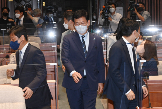 송영길(가운데) 더불어민주당 대표가 22일 오전 국회에서 열린 의원총회에 참석하고 있다.   김낙중 기자