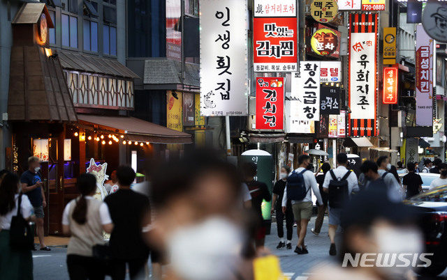 [서울=뉴시스]정부가 지난 20일 새로운 사회적 거리두기 개편안을 발표한 가운데 21일 오후 서울 종각역 인근 유흥가에서 시민들이 발걸음을 옮기고 있다. 7월부터 적용할 새로운 사회적 거리두기는 수도권 기준 식당·카페·유흥시설은 밤 10시에서 자정까지 영업시간이 연장되고, 사적 모임 인원도 6인까지 허용, 2주간 이행기간 후 8인까지 허용된다. 2021.06.21.