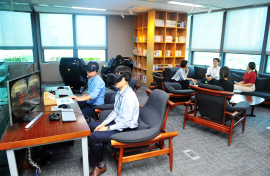 임직원들이 창의적인 사고를 할 수 있도록 에쓰오일이 서울 마포구 본사 사옥 5층에 최근 마련한 ‘창의력 충전소’ 라이브러리 카페(사진)에서 직원들이 가상현실(VR) 체험 장비, 안마의자 등 편의시설을 활용하고 있다. 에쓰오일 제공