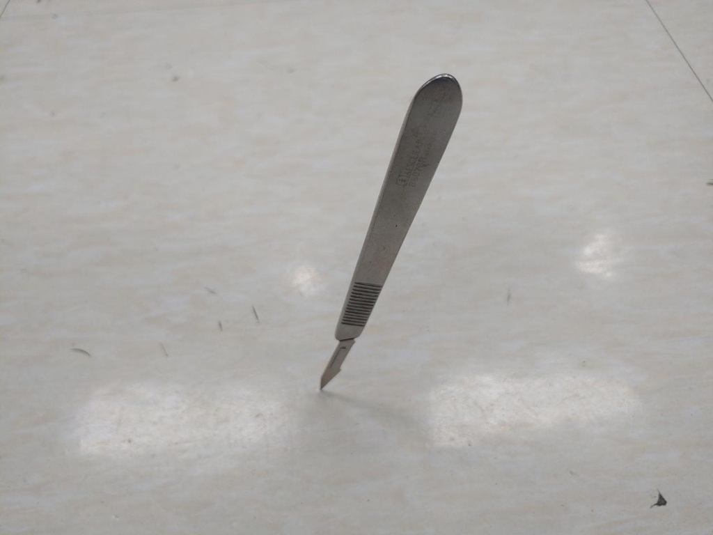 의사가 던져 바닥에 꽂힌 수술용 칼[부산대병원 노조 제공, 재판매 및 DB금지]