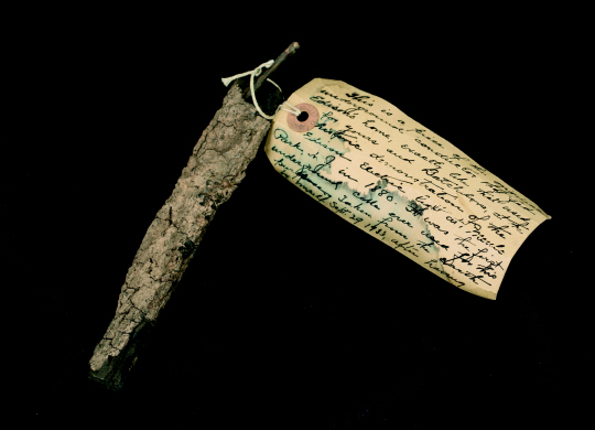 세계 최고의 역사 유물 판매상인 저자는 “역사 사냥은 소유를 위한 것이 아니라 삶의 의미를 찾는 여정”이라고 말한다. 사진은 토머스 에디슨이 집에서 불을 밝히기 위해 사용한 지하 전선 한 조각.  에포크 제공