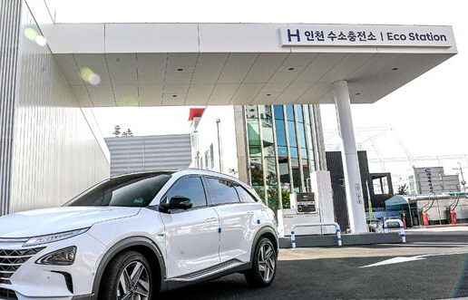 인천 남동구 수소차 충전소에서 연료를 충전한 자동차가 빠져나가고 있다.