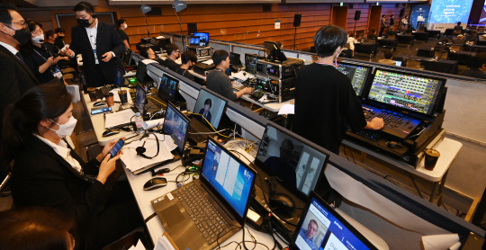 24일 서울 중구 대한상공회의소에서 열린 ‘문화미래리포트 2021’ 현장에서 기술진이 온라인 생중계를 하고 있다.   신창섭 기자