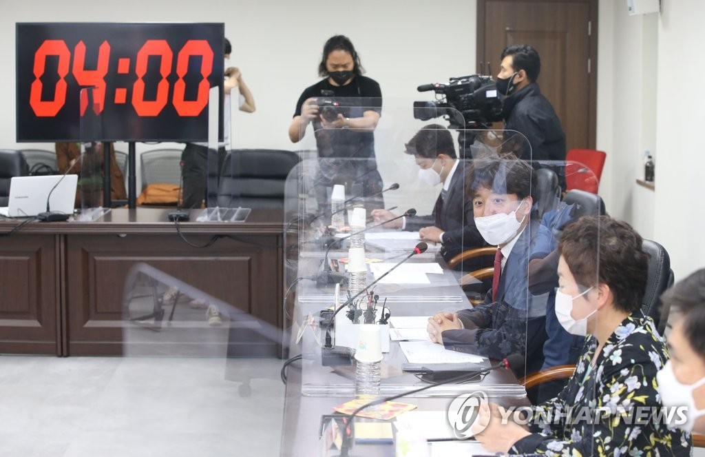 (서울=연합뉴스) 국민의힘 이준석 대표가 24일 서울 여의도 중앙당사에서 열린 ‘제1회 국민의힘 대변인 선발 토론배틀 - 나는 국대다! 위드 준스톤’에서 인사말을 하고 있다. 2021.6.24