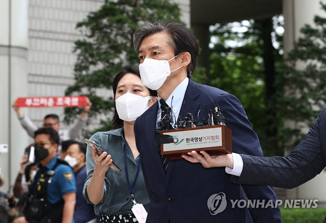 (서울=연합뉴스) 신준희 기자 = 자녀 입시비리와 유재수 전 부산시 경제부시장 감찰 무마 등 혐의로 재판에 넘겨진 조국 전 법무부 장관이 11일 서초동 서울중앙지법에 출석하고 있다. 2021.6.11