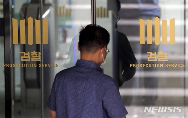 [서울=뉴시스]법무부가 검찰 중간간부 인사를 발표한 25일 서울 서초구 대검찰청 청사에서 관계자들이 이동하고 있다. 법무부는 이날 오전 ‘김학의·원전’ 수사팀 교체 등의 검찰 중간간부 인사를 발표했다. 2021.06.25.