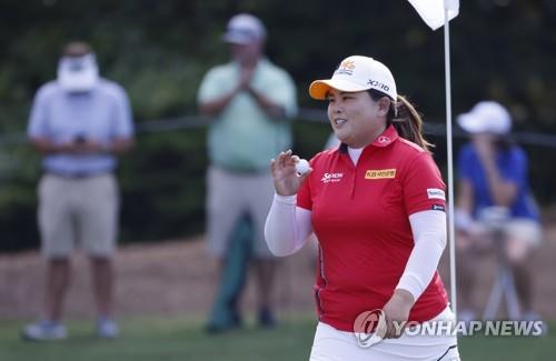 이글을 잡아내고 갤러리의 환호의 답례하는 박인비.[EPA=연합뉴스]